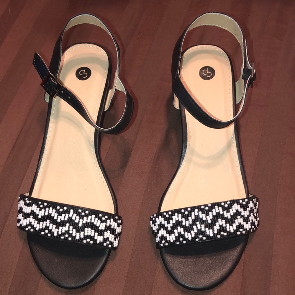 DressBarn Sz.6 Black and white beaded wedge sandal